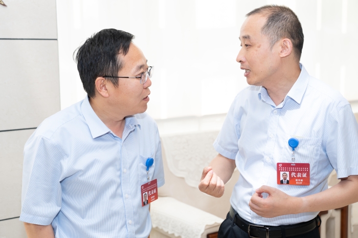 代表们休会期间讨论4